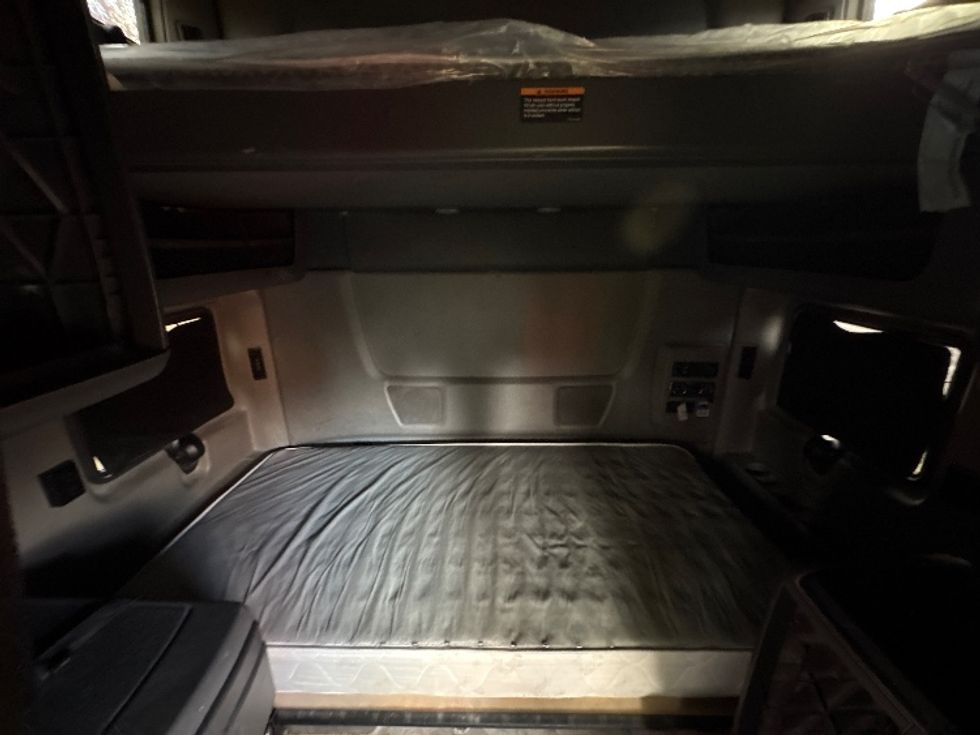 Sleeper Tractor-Heavy Duty Tractors-International-2021-LT625-Montgomery-NY-489,074\n\t\tmiles-$ 28,500 - Image 16