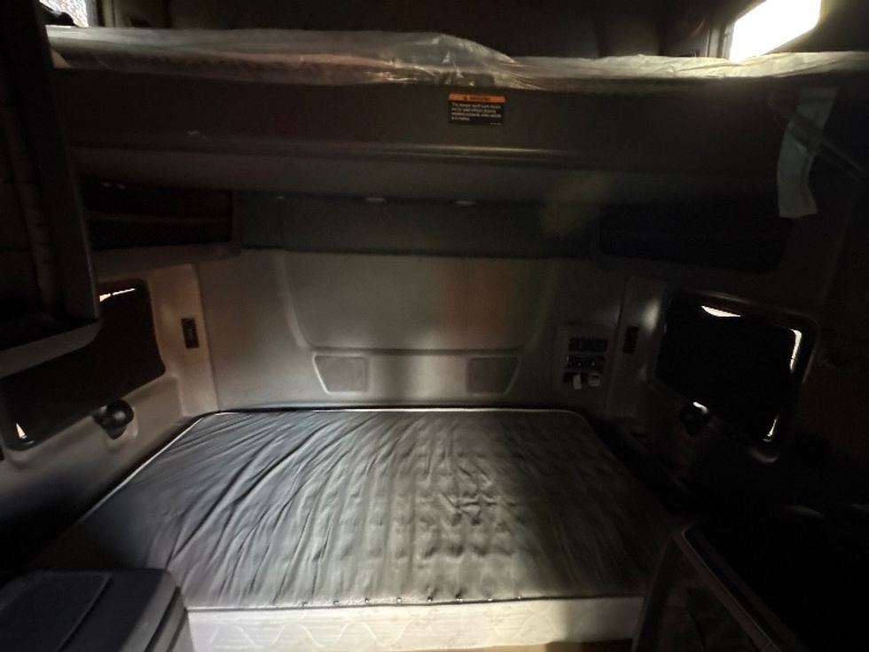 Sleeper Tractor-Heavy Duty Tractors-International-2021-LT625-Montgomery-NY-489,074\n\t\tmiles-$ 28,500 - Image 17