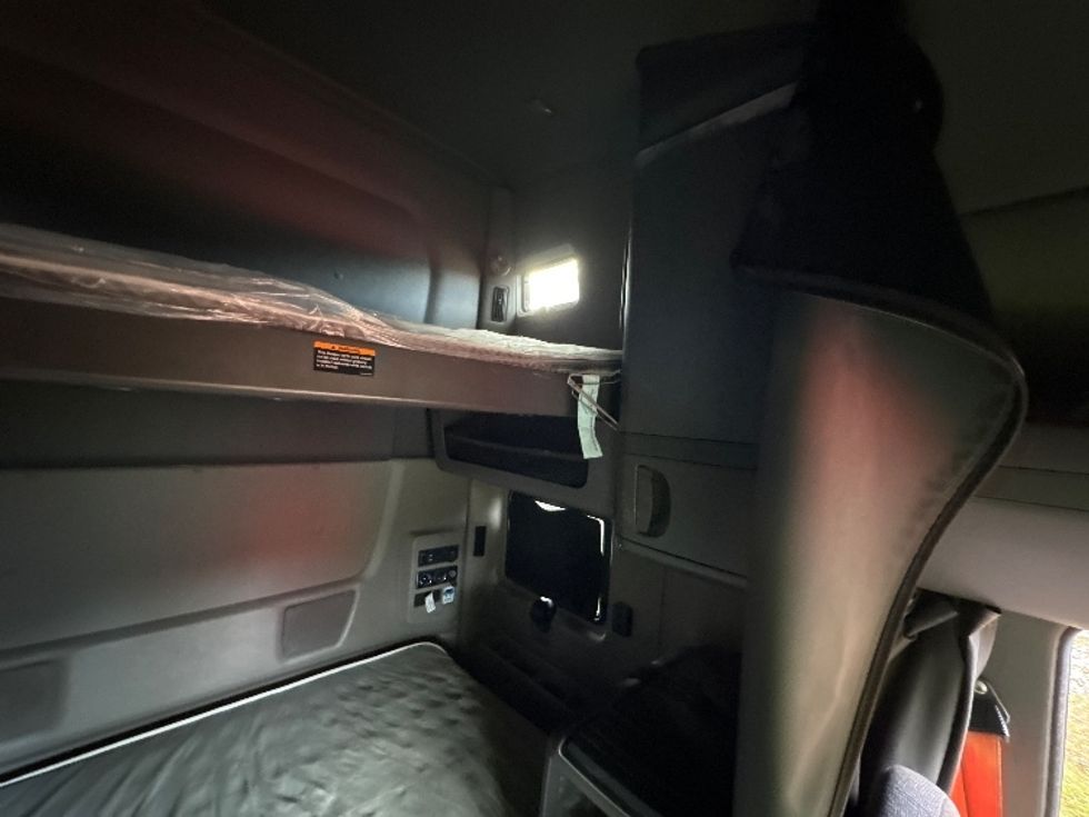 Sleeper Tractor-Heavy Duty Tractors-International-2021-LT625-Montgomery-NY-489,074\n\t\tmiles-$ 28,500 - Image 18