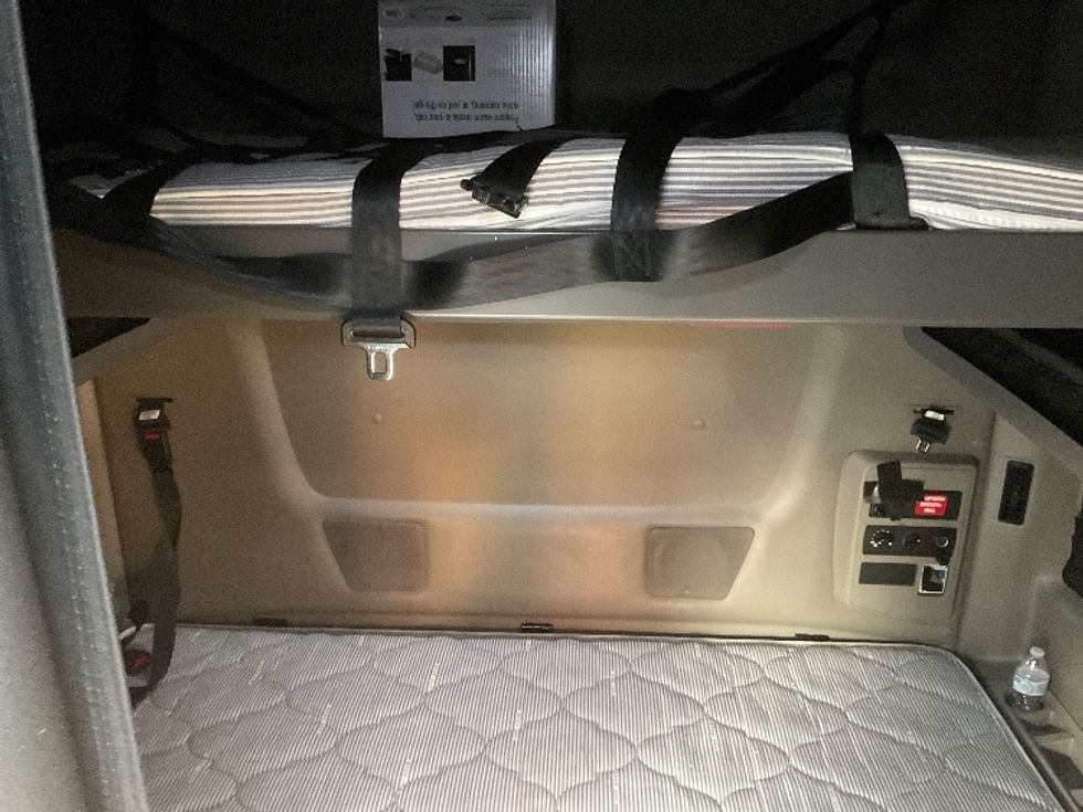 Sleeper Tractor-Heavy Duty Tractors-International-2022-LT625-Aurora-CO-386,065\n\t\tmiles-$ 67,500 - Image 16