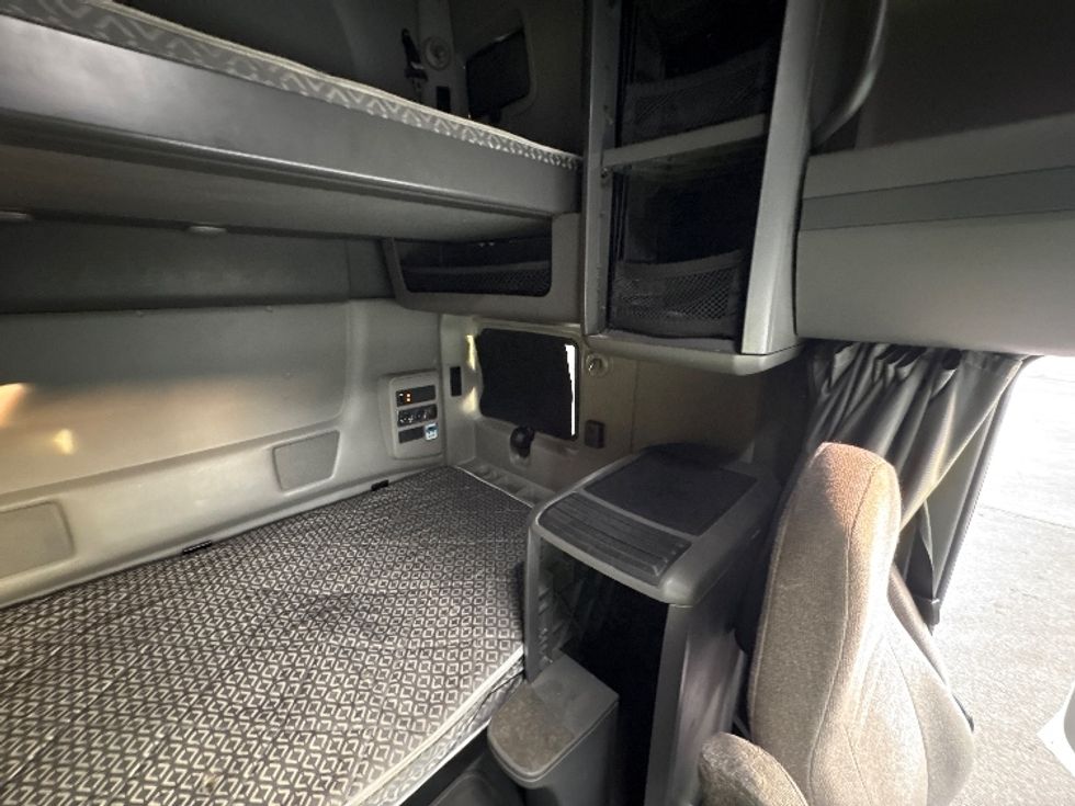 Sleeper Tractor-Heavy Duty Tractors-International-2022-LT625-Avon Lake-OH-355,935\n\t\tmiles-$ 67,500 - Image 18