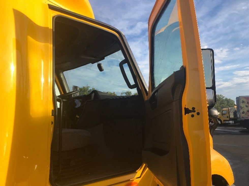 Sleeper Tractor-Heavy Duty Tractors-International-2022-LT625-Bensalem-PA-374,226\n\t\tmiles-$ 61,500 - Image 13