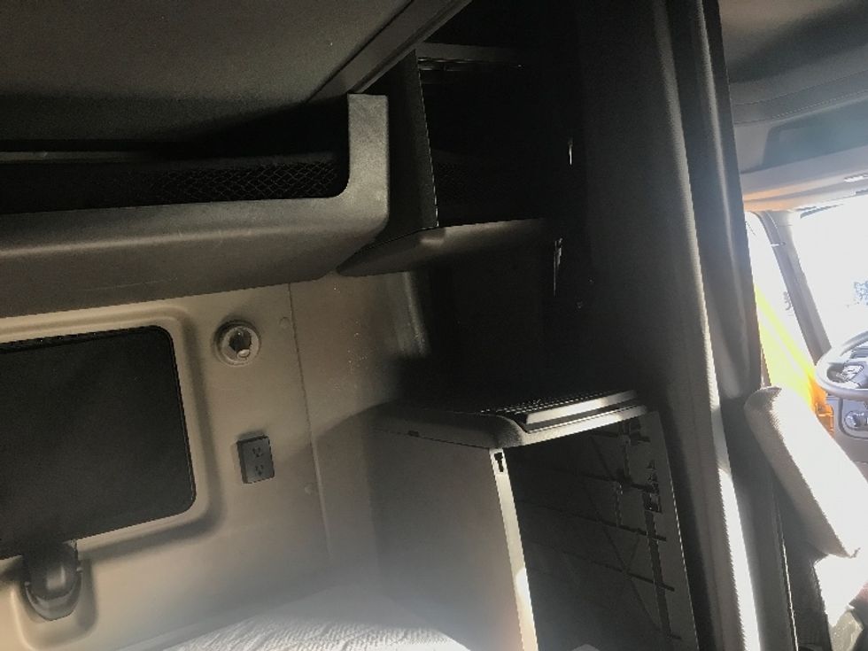 Sleeper Tractor-Heavy Duty Tractors-International-2022-LT625-Bensalem-PA-374,226\n\t\tmiles-$ 61,500 - Image 18