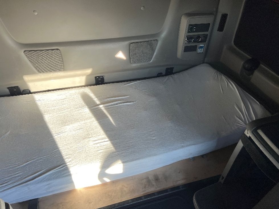 Sleeper Tractor-Heavy Duty Tractors-International-2022-LT625-Billings-MT-405,513\n\t\tmiles-$ 71,500 - Image 17