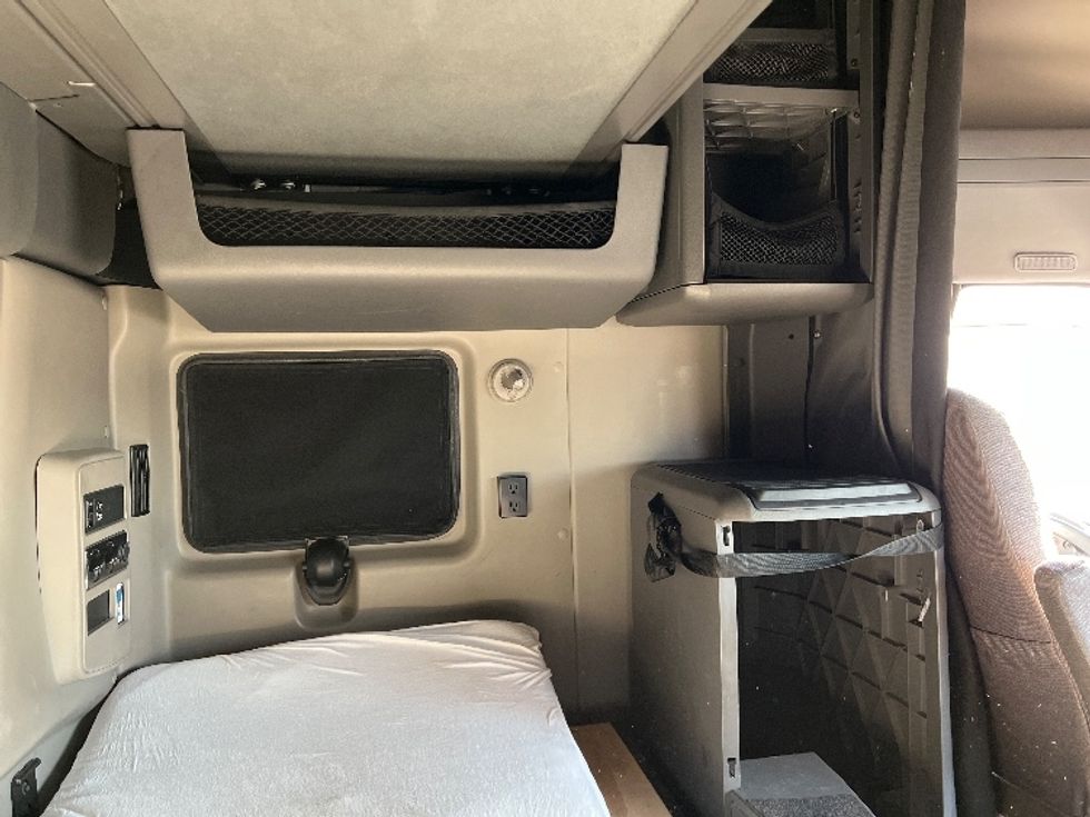 Sleeper Tractor-Heavy Duty Tractors-International-2022-LT625-Billings-MT-405,513\n\t\tmiles-$ 71,500 - Image 18