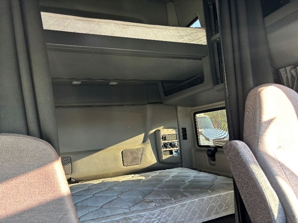 Sleeper Tractor-Heavy Duty Tractors-International-2022-LT625-Brooklyn Park-MN-396,146\n\t\tmiles-$ 63,500 - Image 16