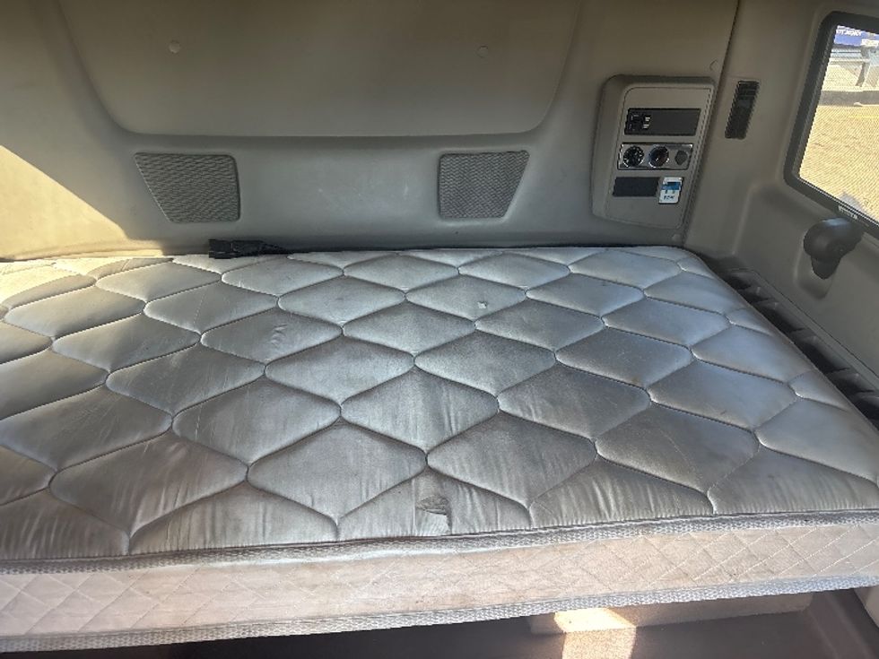 Sleeper Tractor-Heavy Duty Tractors-International-2022-LT625-Brooklyn Park-MN-396,146\n\t\tmiles-$ 63,500 - Image 17