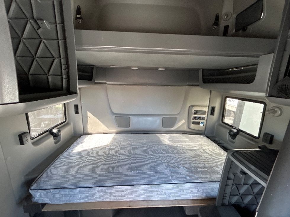 Sleeper Tractor-Heavy Duty Tractors-International-2022-LT625-Brooklyn Park-MN-459,489\n\t\tmiles-$ 57,500 - Image 16