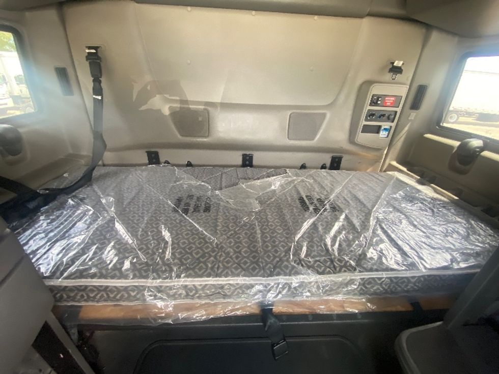 Sleeper Tractor-Heavy Duty Tractors-International-2022-LT625-Brooklyn Park-MN-477,200\n\t\tmiles-$ 62,500 - Image 17