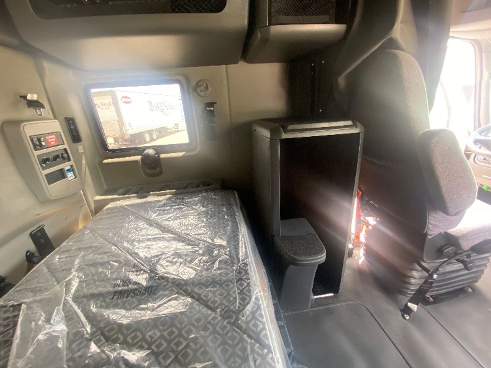 Sleeper Tractor-Heavy Duty Tractors-International-2022-LT625-Brooklyn Park-MN-477,200\n\t\tmiles-$ 62,500 - Image 18