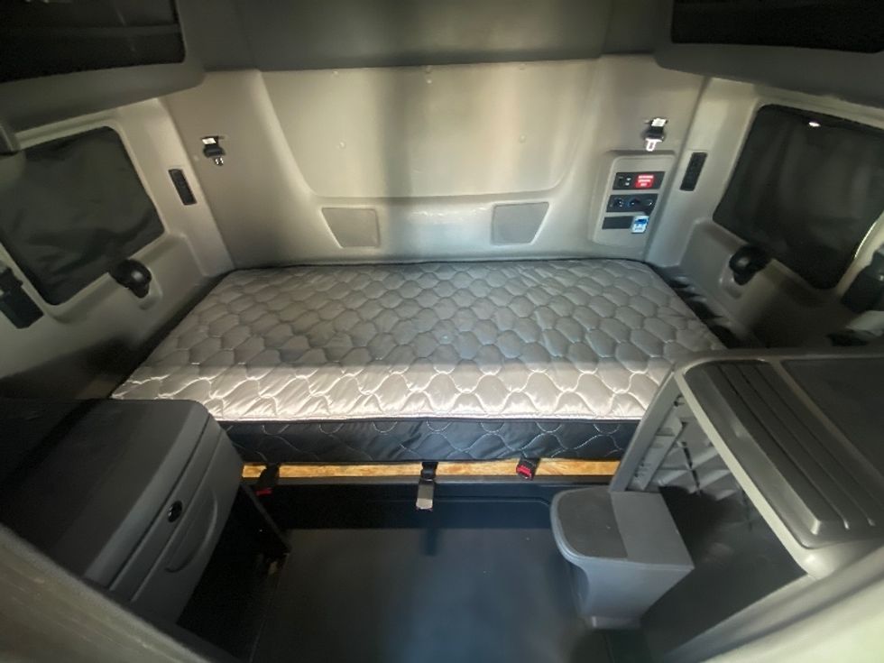 Sleeper Tractor-Heavy Duty Tractors-International-2022-LT625-Brooklyn Park-MN-567,865\n\t\tmiles-$ 55,250 - Image 16