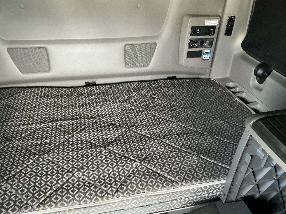 Sleeper Tractor-Heavy Duty Tractors-International-2022-LT625-Calgary-AB-436,635\n\t\tkm-$ 79,500 - Image 17