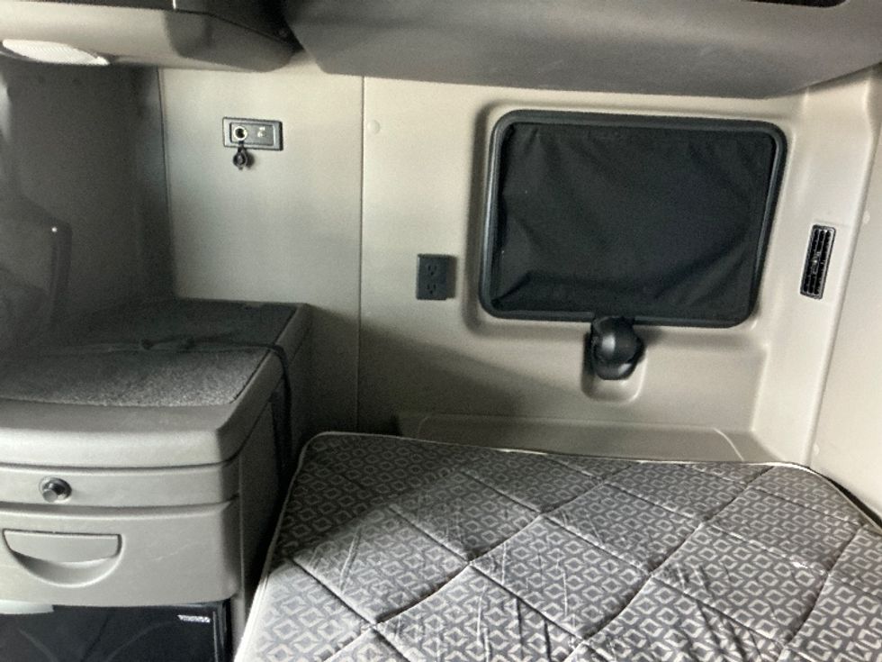 Sleeper Tractor-Heavy Duty Tractors-International-2022-LT625-Calgary-AB-436,635\n\t\tkm-$ 79,500 - Image 19