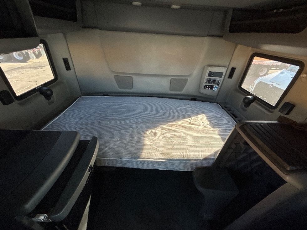 Sleeper Tractor-Heavy Duty Tractors-International-2022-LT625-Chicago (Melrose Park)-IL-245,295\n\t\tmiles-$ 77,000 - Image 16