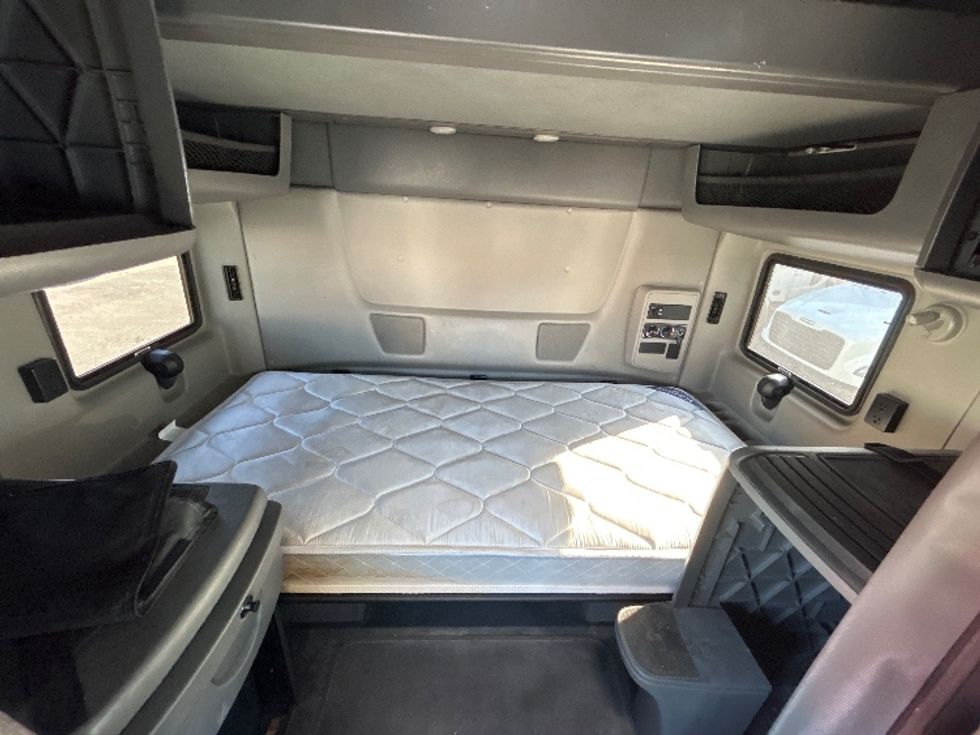 Sleeper Tractor-Heavy Duty Tractors-International-2022-LT625-Chicago (Melrose Park)-IL-329,216\n\t\tmiles-$ 68,000 - Image 16