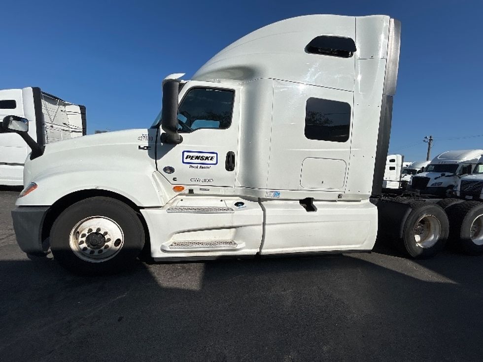 2022 International LT625 LT photo 4