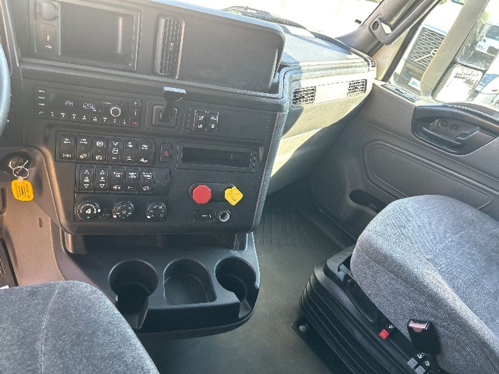 2022 International LT625 LT photo 11