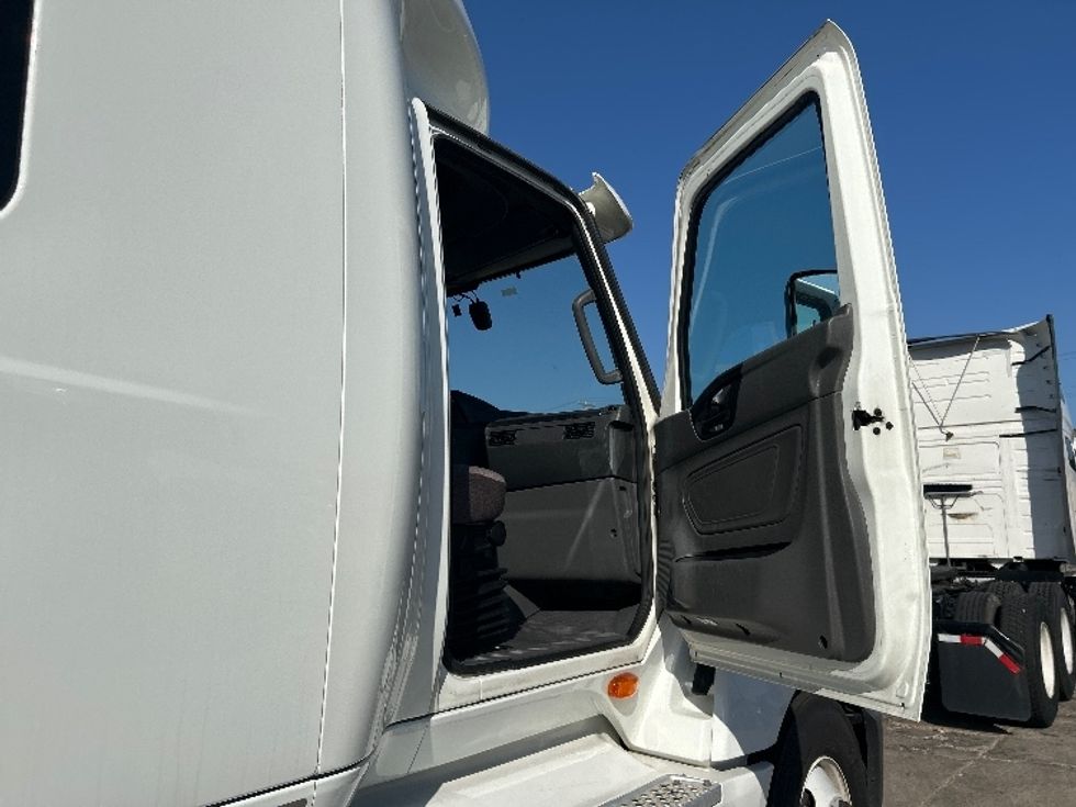 2022 International LT625 LT photo 12