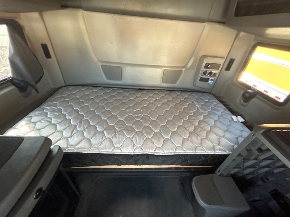 2022 International LT625 LT photo 14