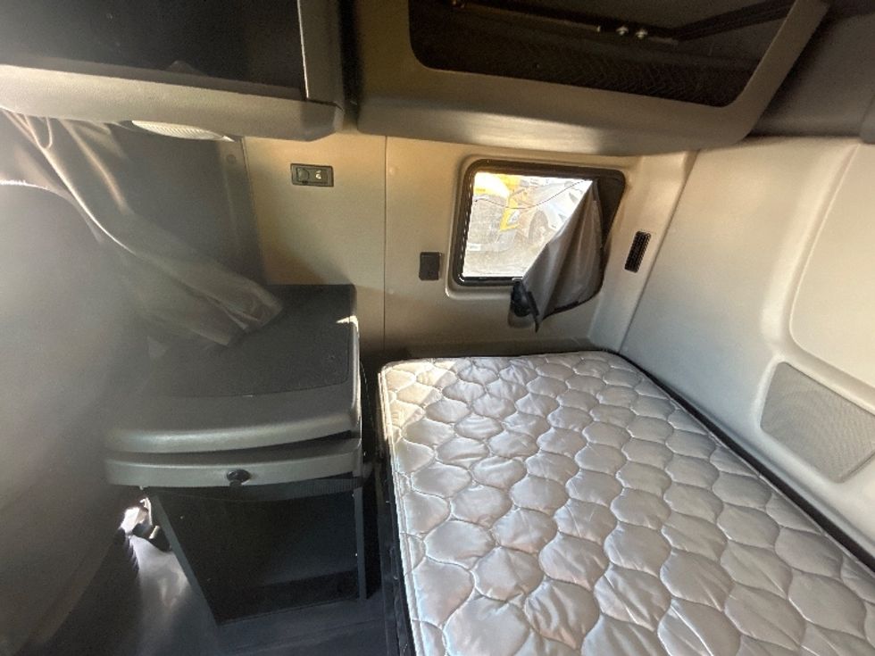 2022 International LT625 LT photo 16