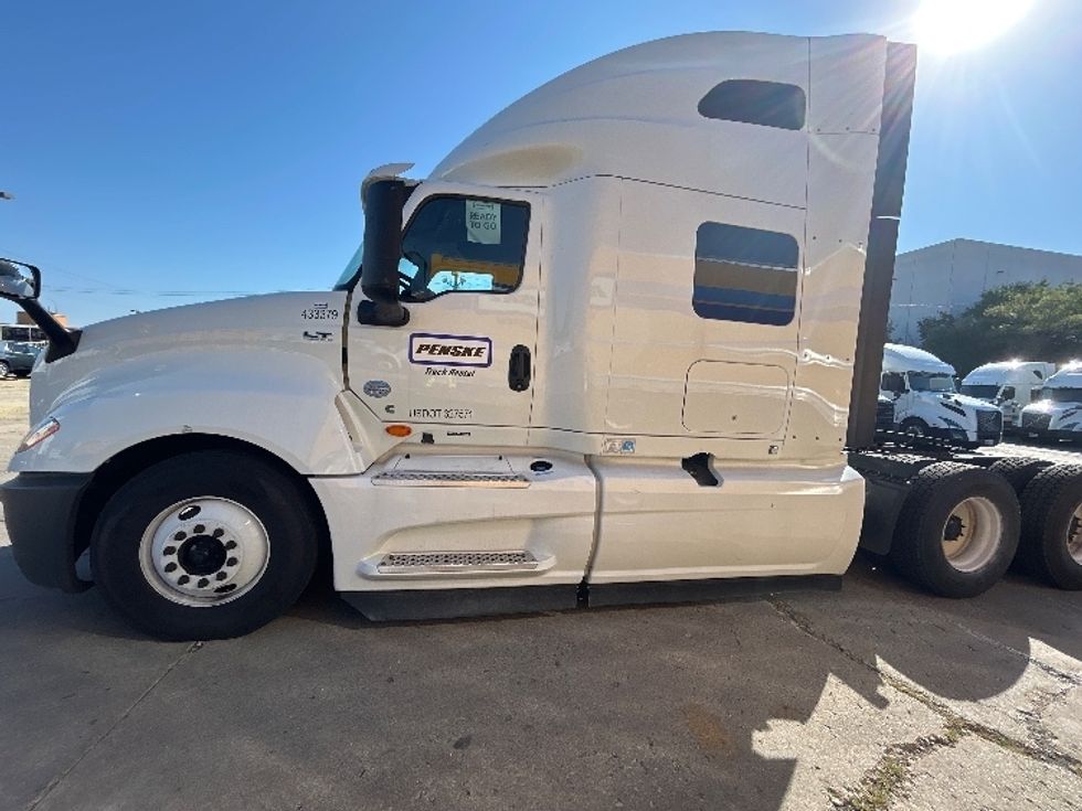 2022 International LT625 LT photo 4