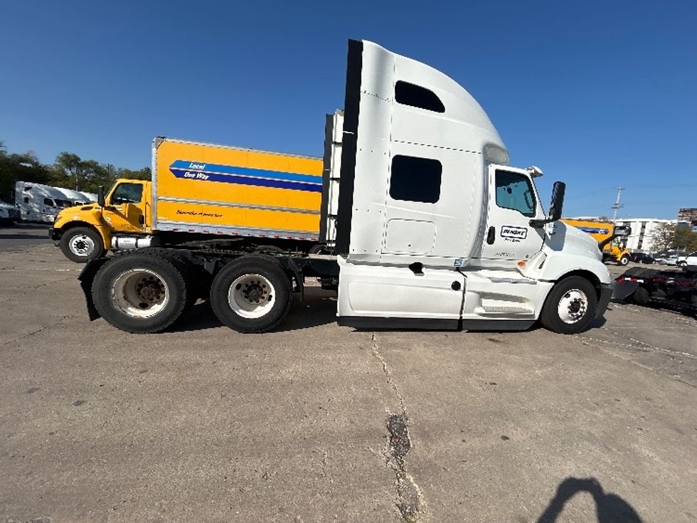 2022 International LT625 LT photo 8