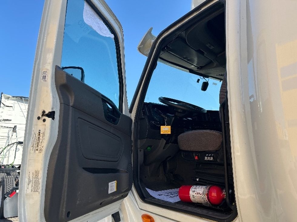 2022 International LT625 LT photo 9