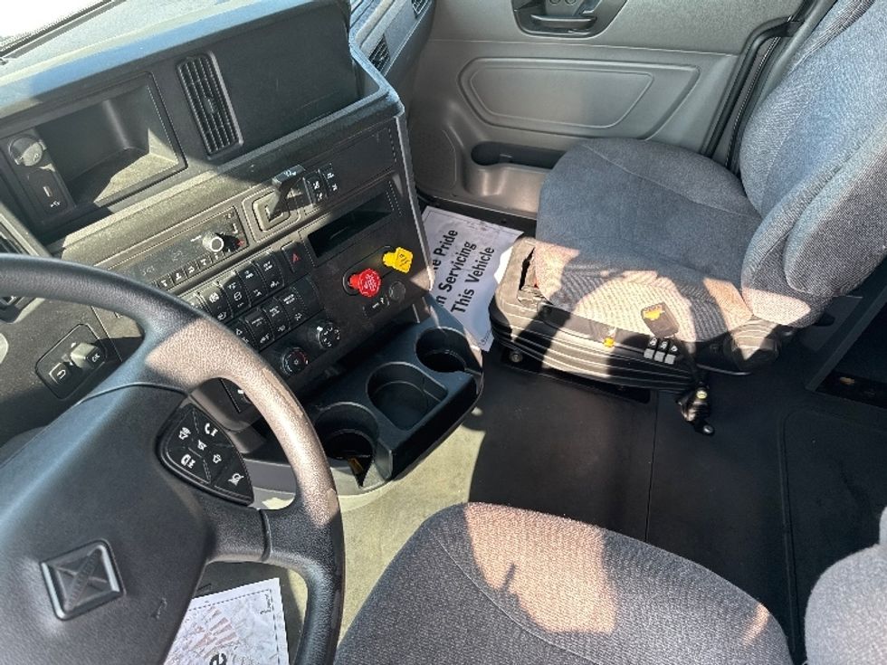 Sleeper Tractor-Heavy Duty Tractors-International-2022-LT625-Chino-CA-406,448\n\t\tmiles-$ 73,000 - Image 10