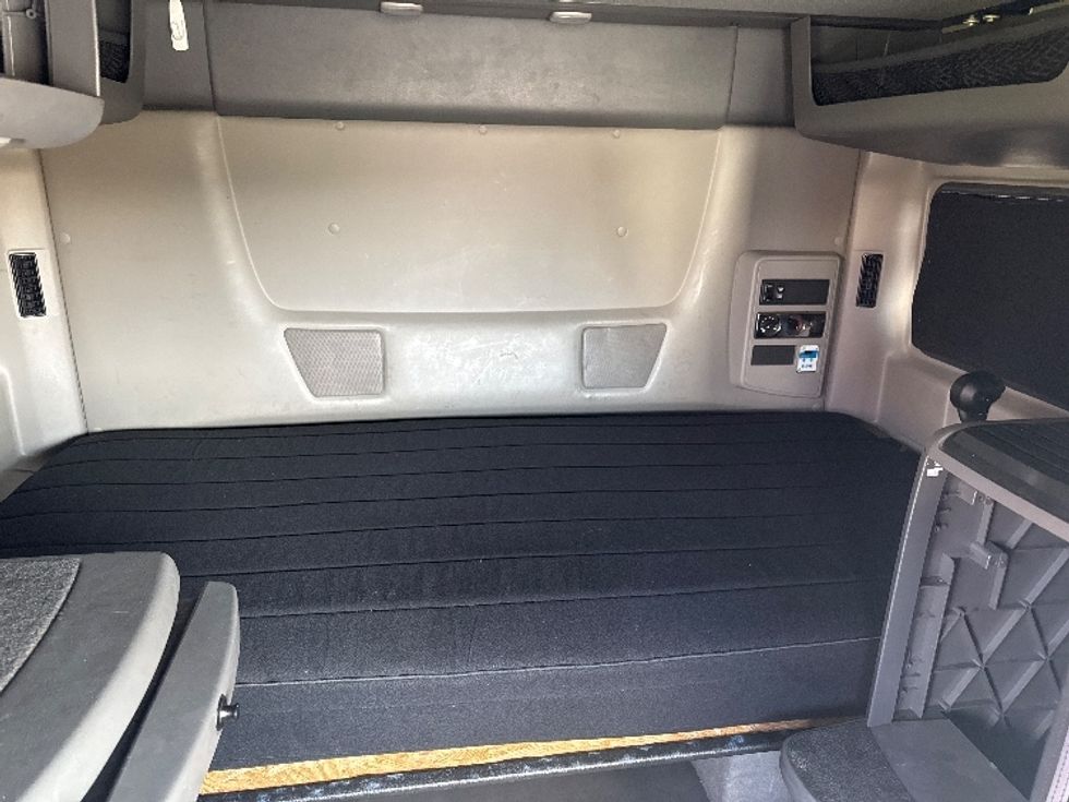 Sleeper Tractor-Heavy Duty Tractors-International-2022-LT625-Chino-CA-406,448\n\t\tmiles-$ 73,000 - Image 16