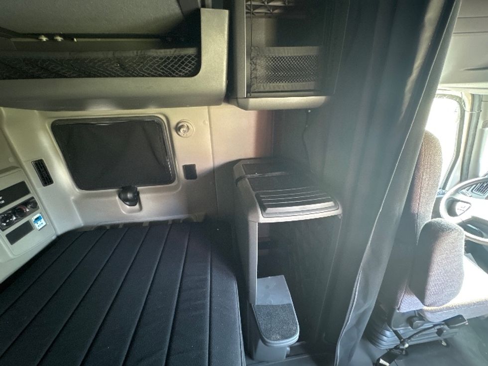 Sleeper Tractor-Heavy Duty Tractors-International-2022-LT625-Chino-CA-406,448\n\t\tmiles-$ 73,000 - Image 17