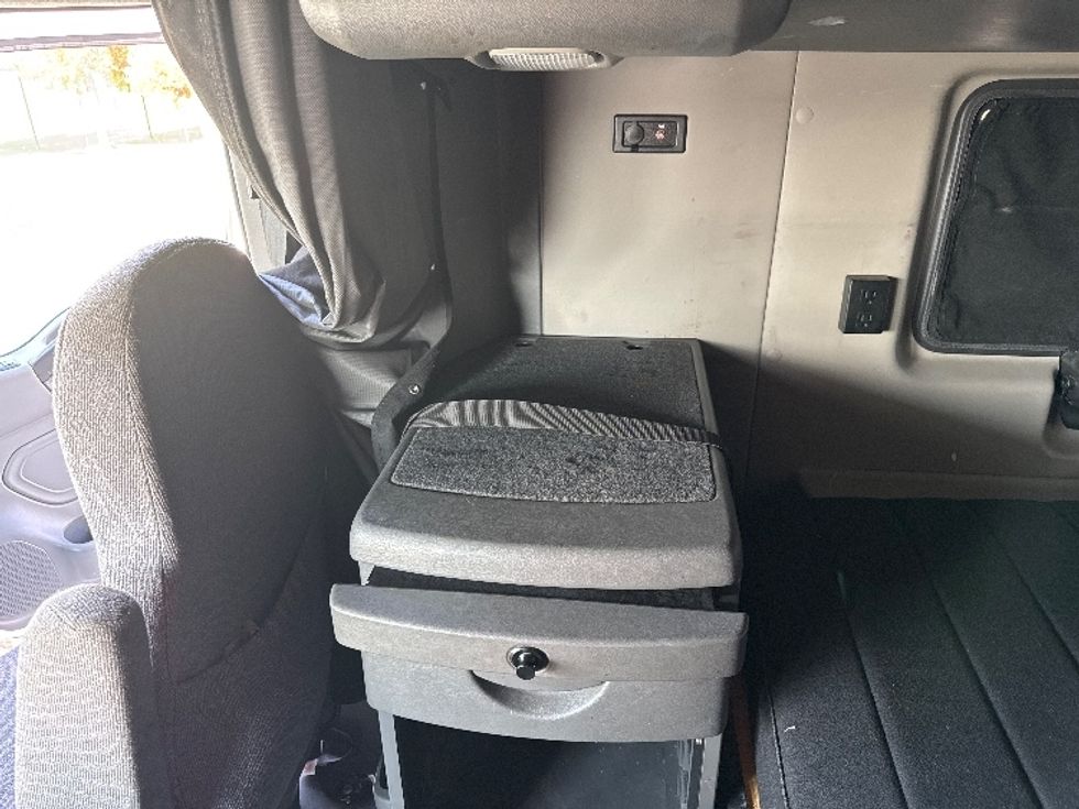 Sleeper Tractor-Heavy Duty Tractors-International-2022-LT625-Chino-CA-406,448\n\t\tmiles-$ 73,000 - Image 18