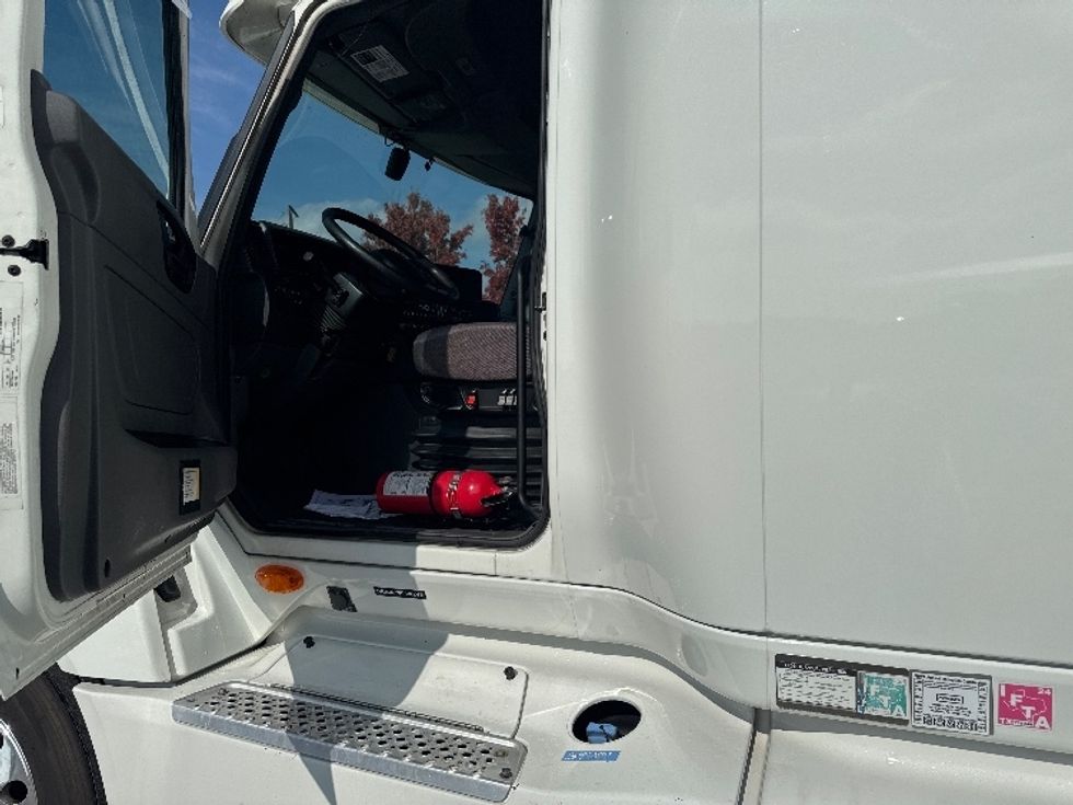 Sleeper Tractor-Heavy Duty Tractors-International-2022-LT625-Chino-CA-406,448\n\t\tmiles-$ 73,000 - Image 9