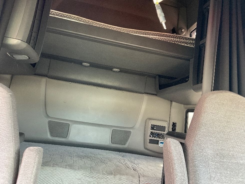 Sleeper Tractor-Heavy Duty Tractors-International-2022-LT625-Corona-CA-438,950\n\t\tmiles-$ 45,500 - Image 16