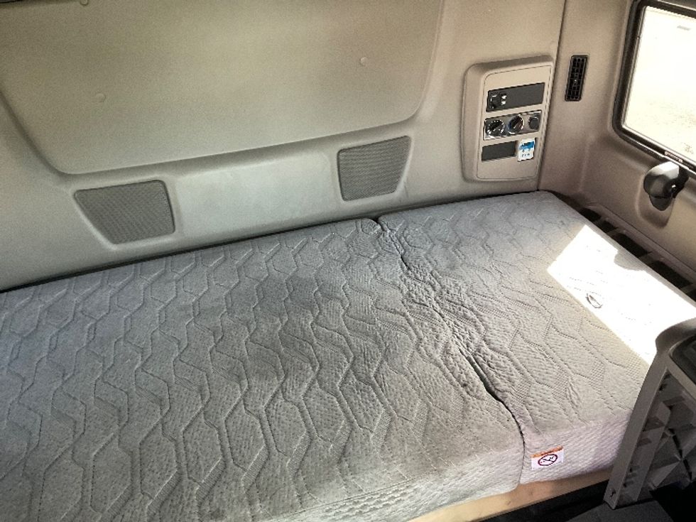 Sleeper Tractor-Heavy Duty Tractors-International-2022-LT625-Corona-CA-438,950\n\t\tmiles-$ 45,500 - Image 17