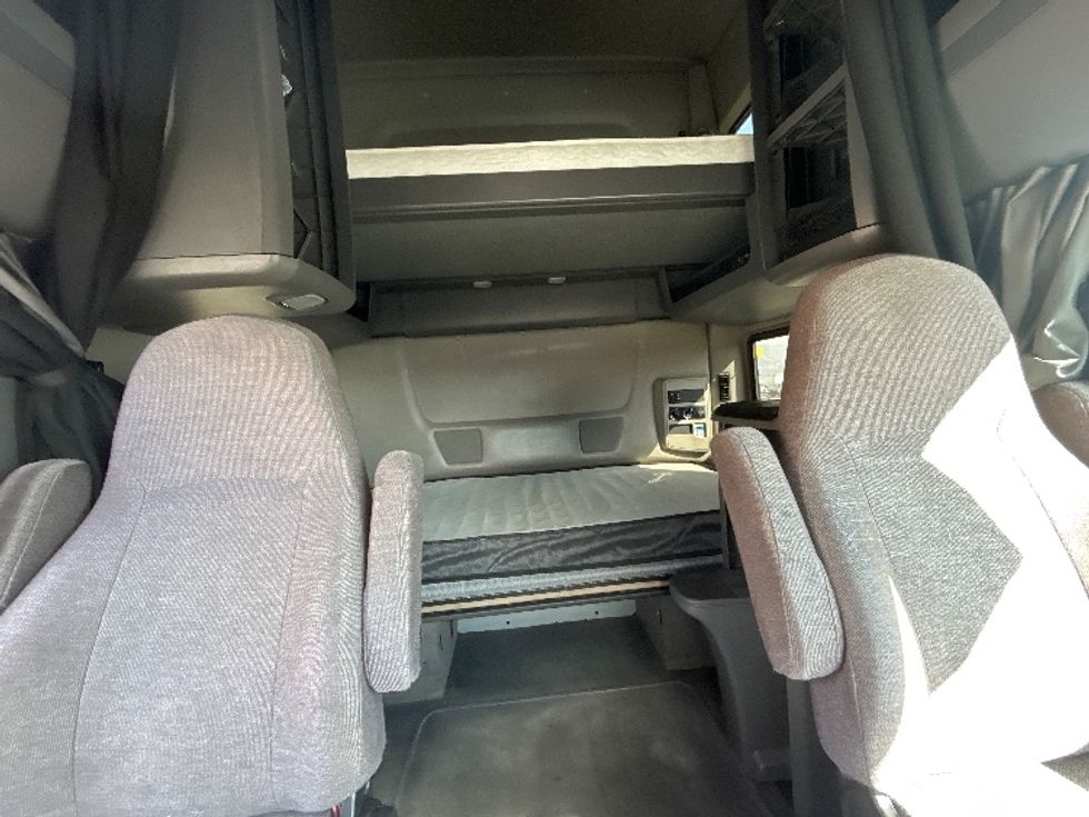 Sleeper Tractor-Heavy Duty Tractors-International-2022-LT625-Davenport-IA-434,976\n\t\tmiles-$ 62,250 - Image 16