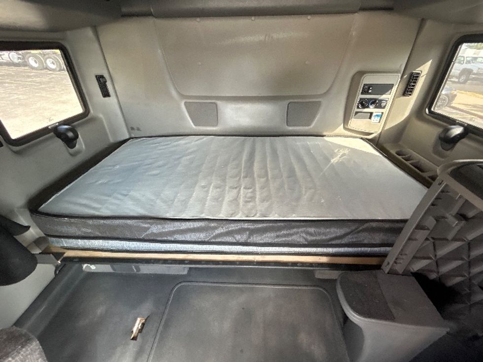 Sleeper Tractor-Heavy Duty Tractors-International-2022-LT625-Davenport-IA-434,976\n\t\tmiles-$ 62,250 - Image 17