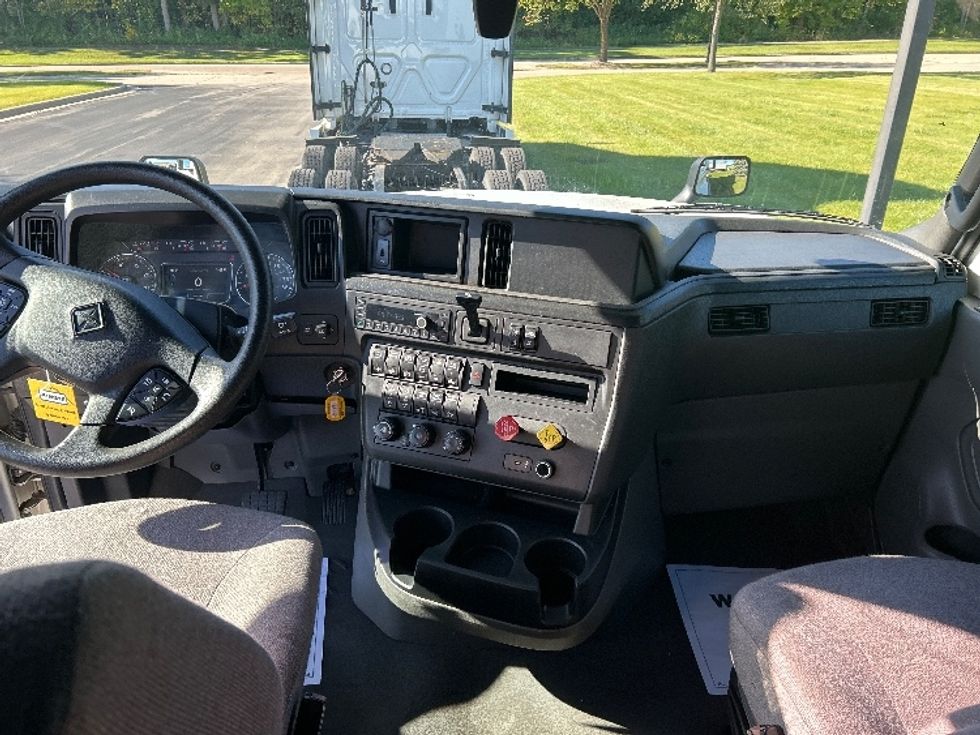 Sleeper Tractor-Heavy Duty Tractors-International-2022-LT625-De Pere-WI-310,716\n\t\tmiles-$ 73,250 - Image 12