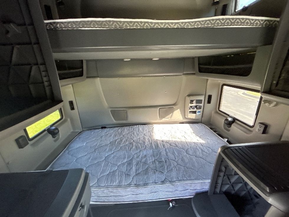 Sleeper Tractor-Heavy Duty Tractors-International-2022-LT625-De Pere-WI-310,716\n\t\tmiles-$ 73,250 - Image 17