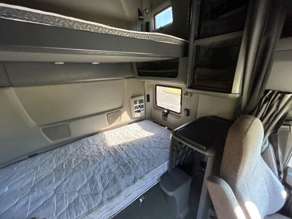 Sleeper Tractor-Heavy Duty Tractors-International-2022-LT625-De Pere-WI-310,716\n\t\tmiles-$ 73,250 - Image 18