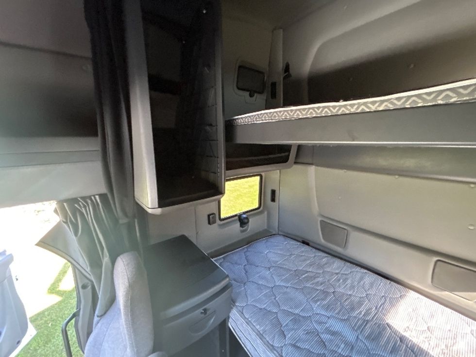 Sleeper Tractor-Heavy Duty Tractors-International-2022-LT625-De Pere-WI-310,716\n\t\tmiles-$ 73,250 - Image 19