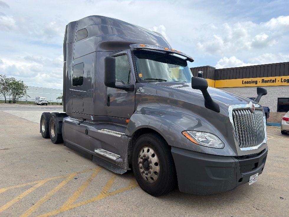 Sleeper Tractor-Heavy Duty Tractors-International-2022-LT625-Decatur-AL-426,369\n\t\tmiles-$ 69,750 - Image 1