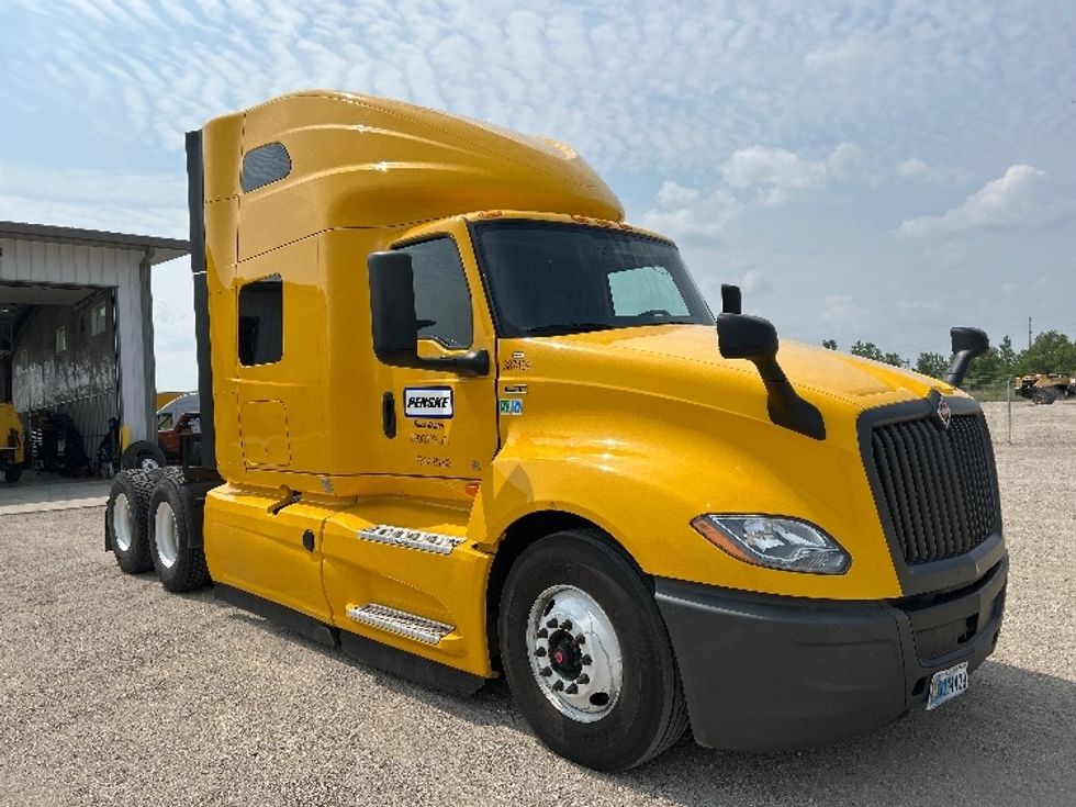 Sleeper Tractor-Heavy Duty Tractors-International-2022-LT625-Earth City-MO-416,853\n\t\tmiles-$ 62,500 - Image 1
