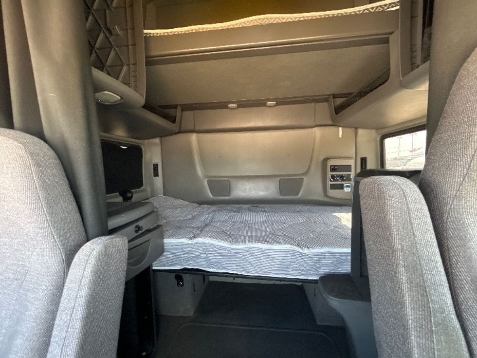 Sleeper Tractor-Heavy Duty Tractors-International-2022-LT625-East Chicago-IN-369,202\n\t\tmiles-$ 62,000 - Image 16