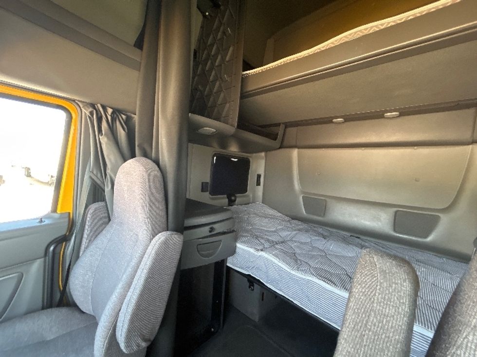 Sleeper Tractor-Heavy Duty Tractors-International-2022-LT625-East Chicago-IN-369,202\n\t\tmiles-$ 62,000 - Image 19