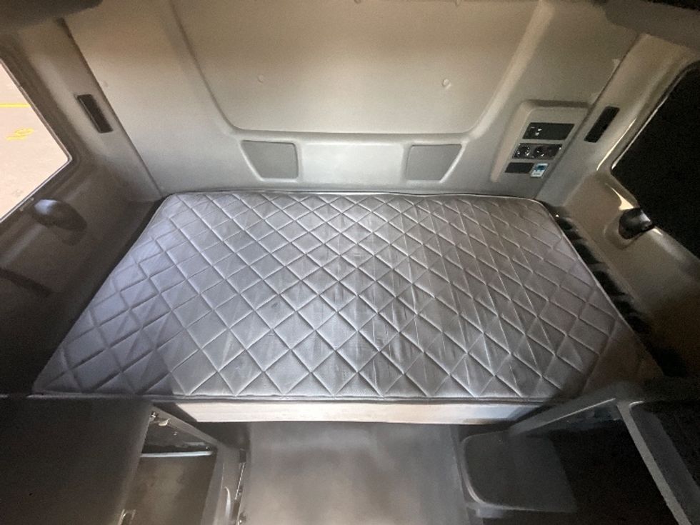 Sleeper Tractor-Heavy Duty Tractors-International-2022-LT625-East Chicago-IN-389,563\n\t\tmiles-$ 60,000 - Image 17