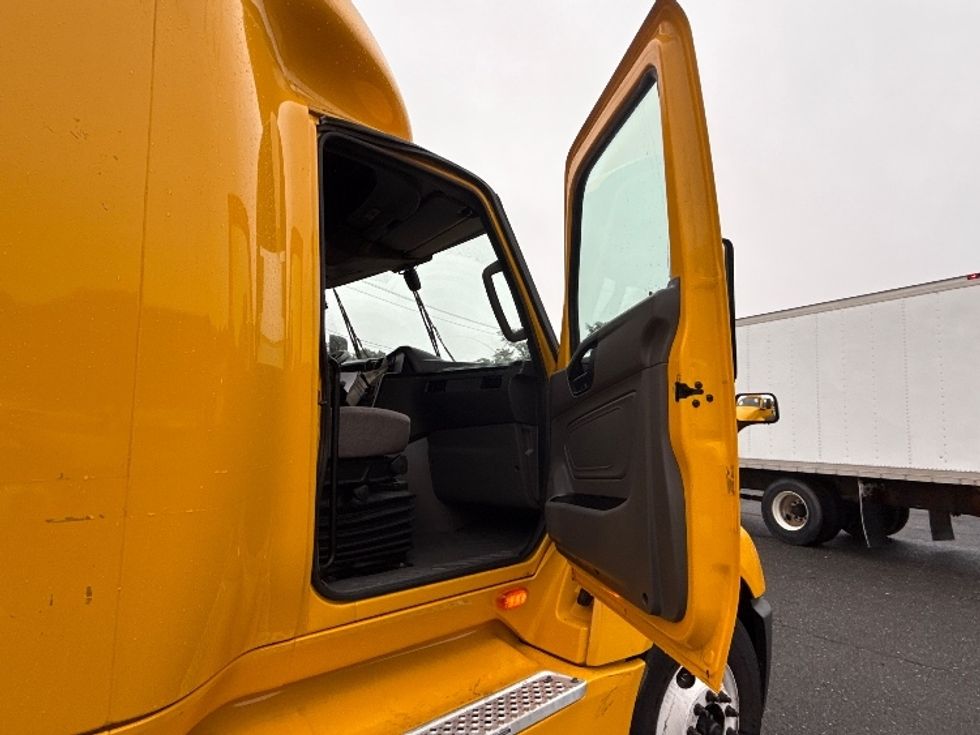 Sleeper Tractor-Heavy Duty Tractors-International-2022-LT625-Edison-NJ-376,377\n\t\tmiles-$ 61,250 - Image 13