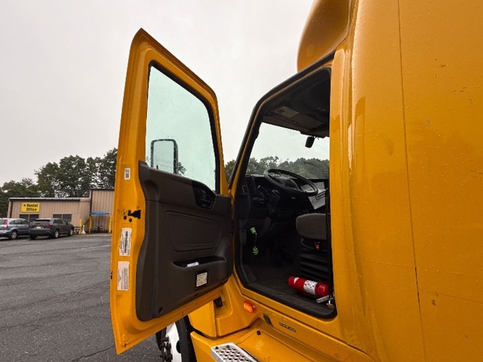 Sleeper Tractor-Heavy Duty Tractors-International-2022-LT625-Edison-NJ-376,377\n\t\tmiles-$ 61,250 - Image 9