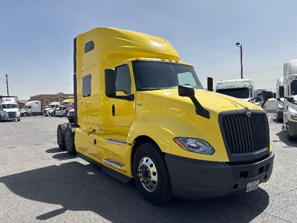 Sleeper Tractor-Heavy Duty Tractors-International-2022-LT625-El Paso-TX-666,191\n\t\tmiles-$ 34,250 - Image 1