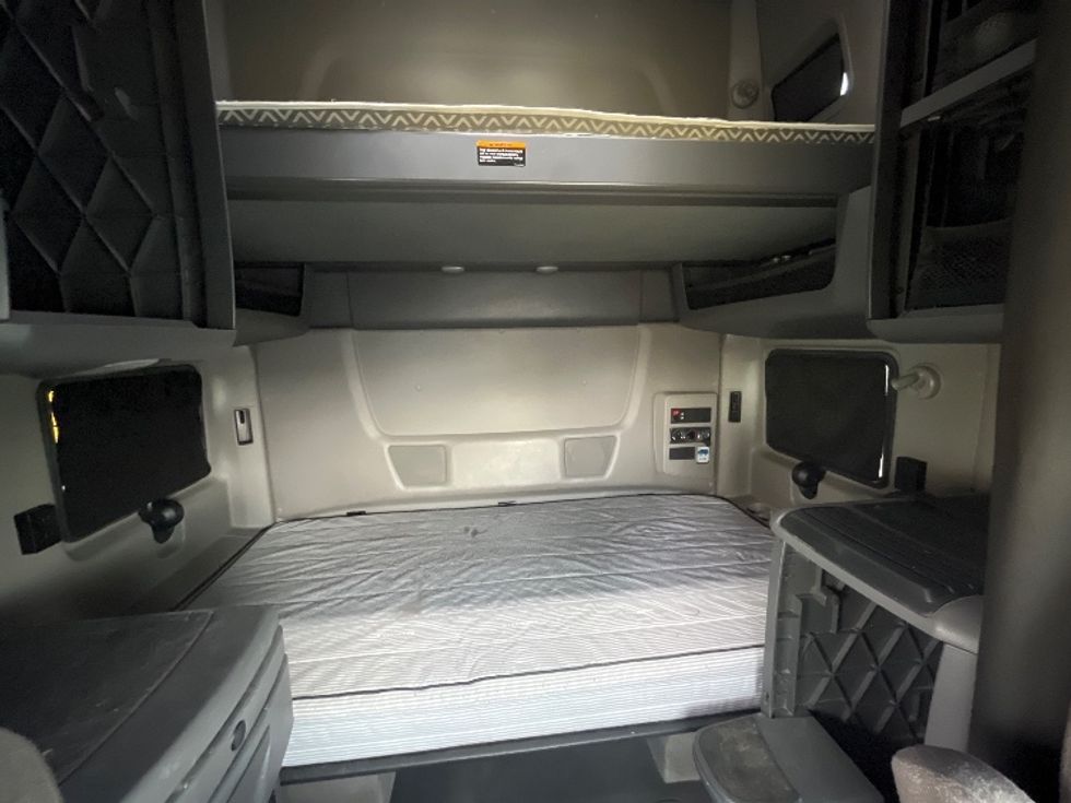 Sleeper Tractor-Heavy Duty Tractors-International-2022-LT625-El Paso-TX-689,455\n\t\tmiles-$ 32,750 - Image 16