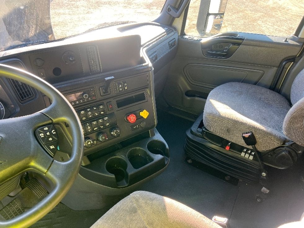 Sleeper Tractor-Heavy Duty Tractors-International-2022-LT625-Indian Trail-NC-393,632\n\t\tmiles-$ 61,250 - Image 11